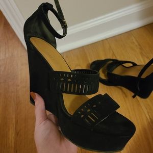 Black Detailed Heel